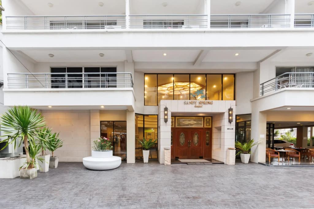Sandy Spring Hotel - photo 1