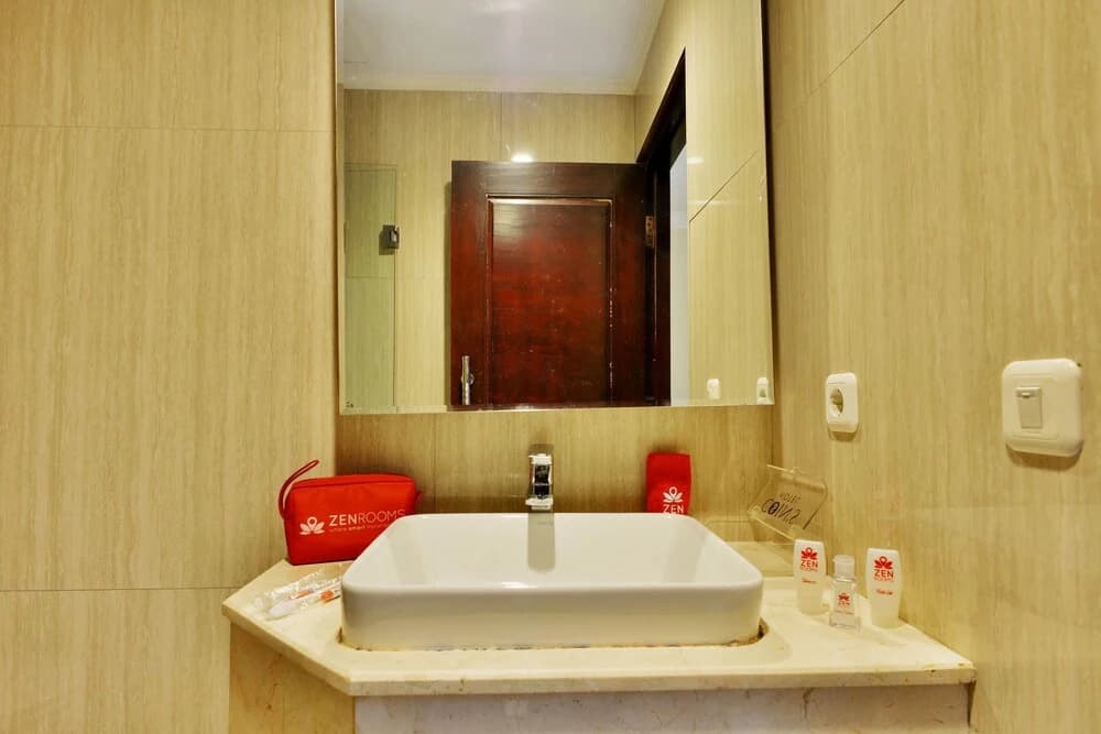 ZEN Rooms Basic Near Sunter Mall - photo 9