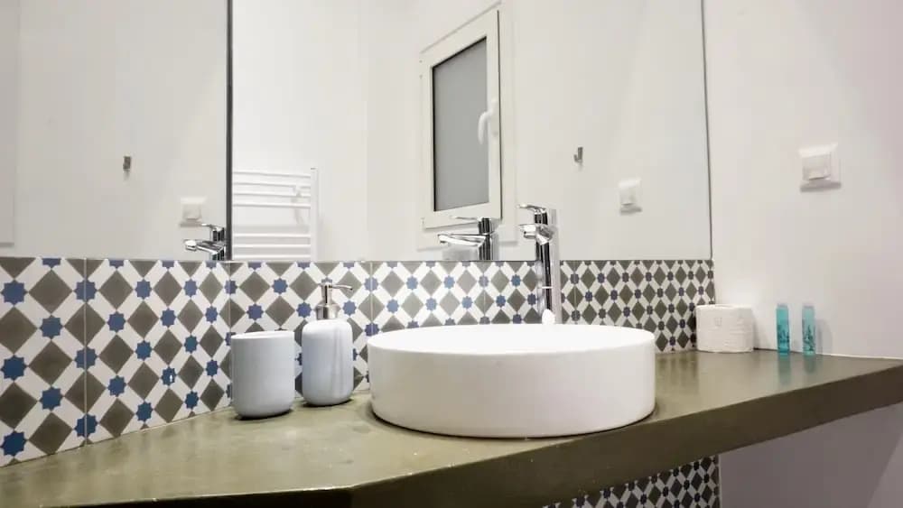 Modern Central Fully Equipped Apt - photo 7