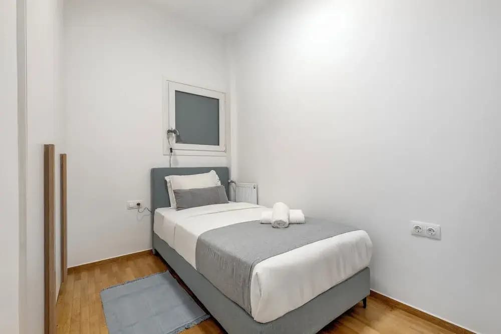 Cozyopolis - Timeless 3-BR in Athens - photo 3