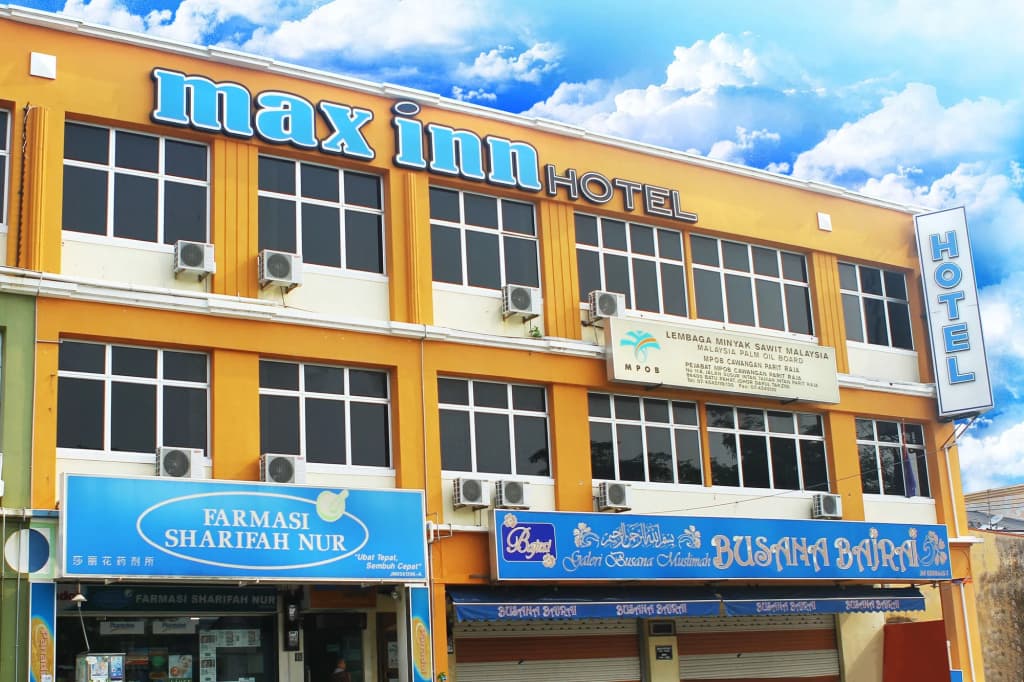 Max Inn Suite Hotel - photo 1