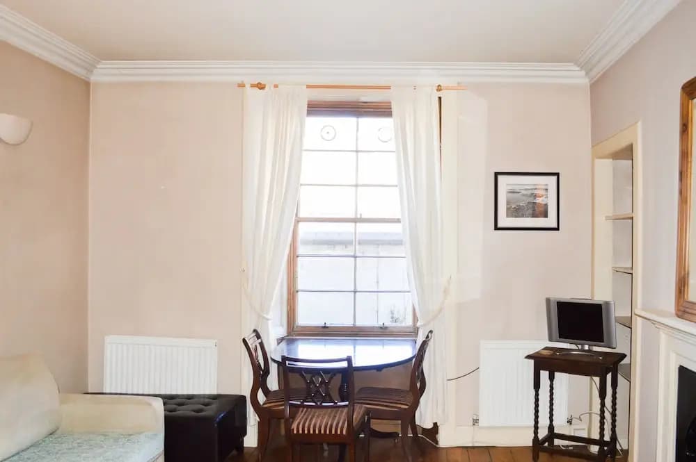 Peaceful 1 Bedroom Edinburgh Home - photo 2