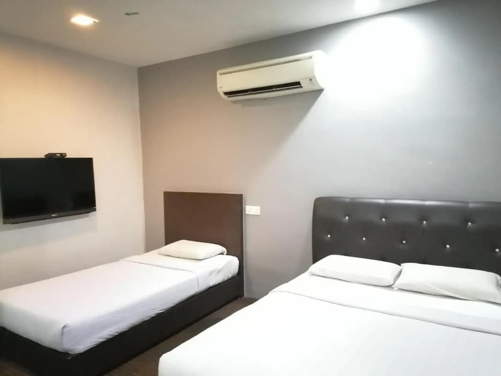 P Line Hotel - photo 4