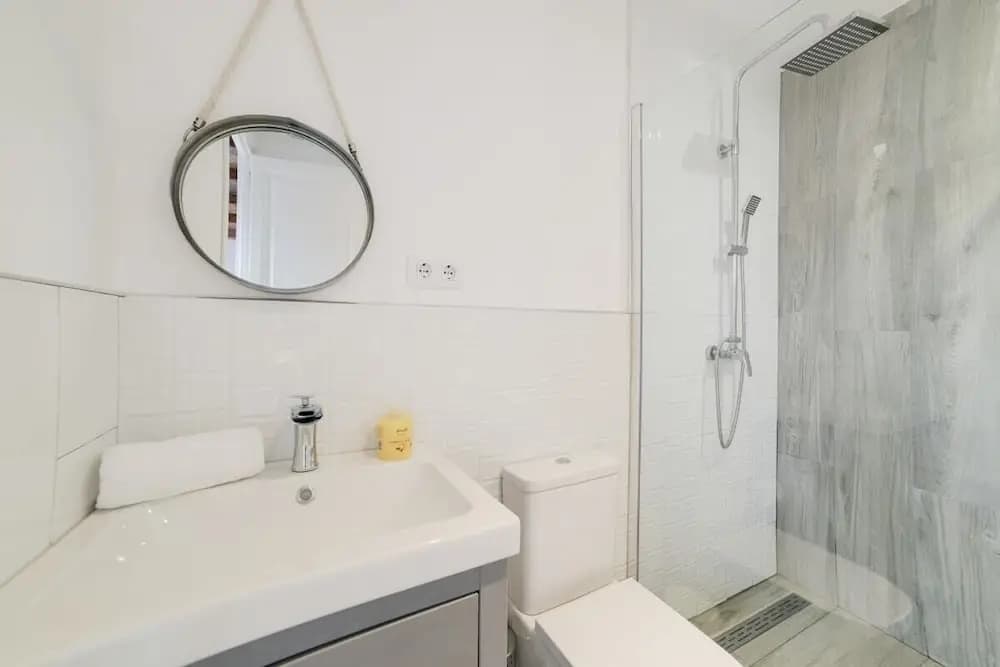 Modern & Chic 2 Bed Apt in Lesseps - photo 7