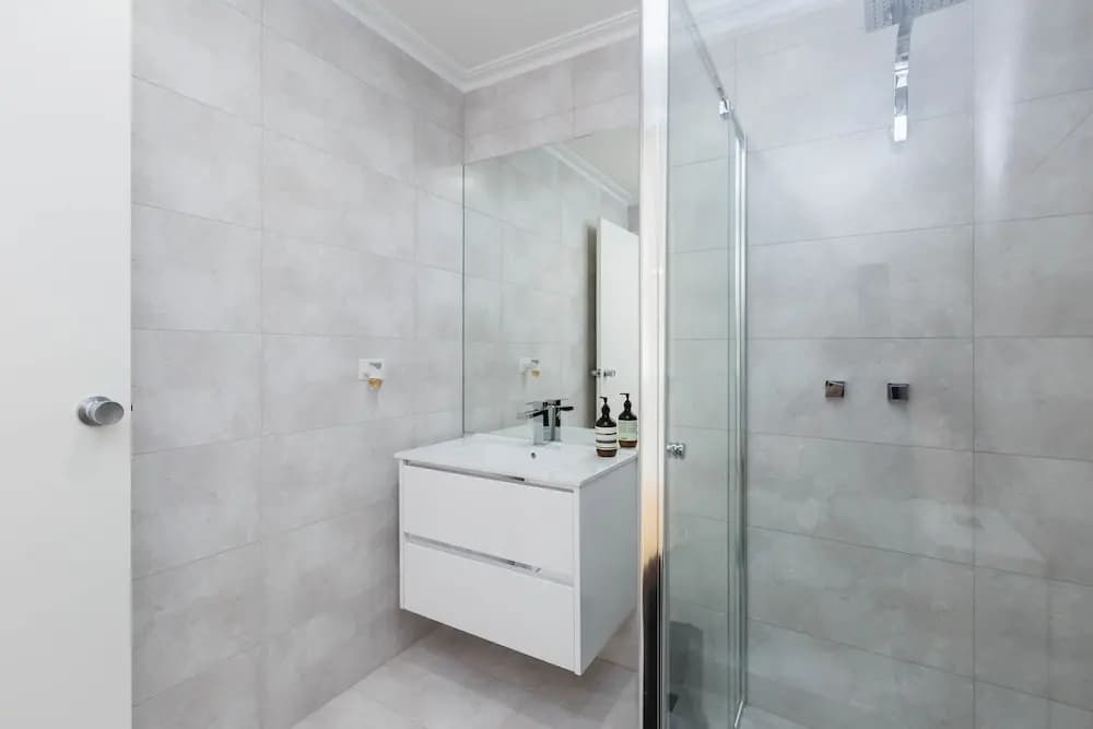 ROLAND, 1BDR Melbourne Apartment - photo 13