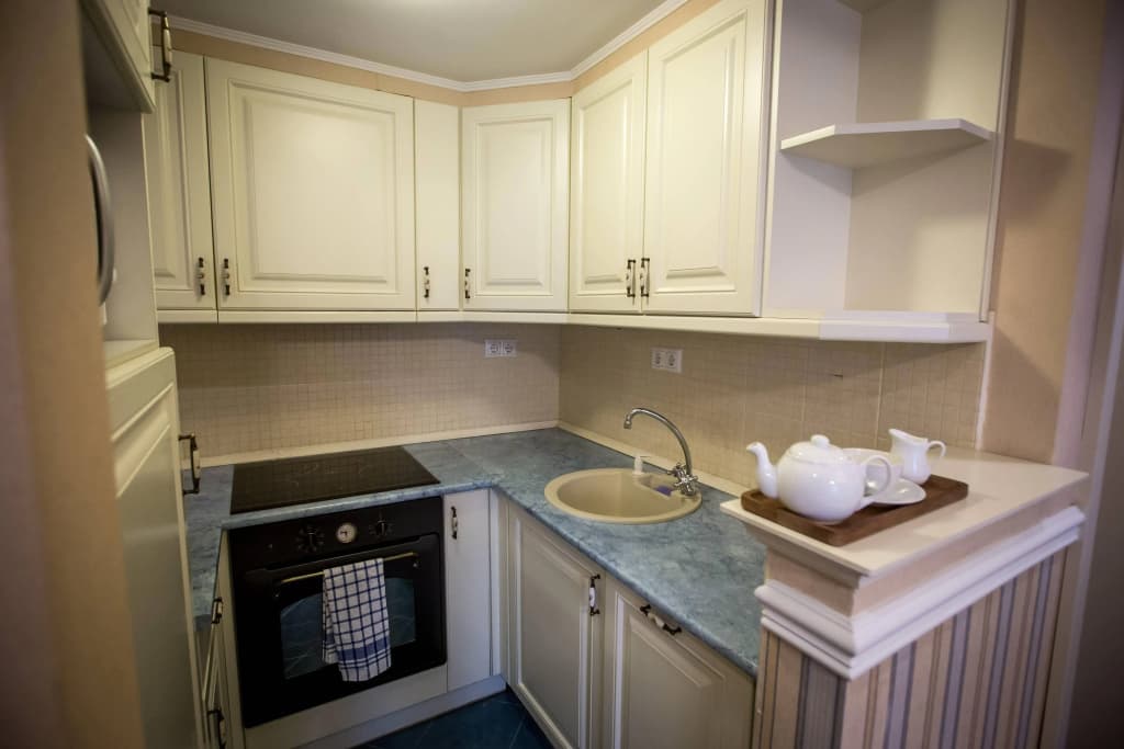 Queen's Court Hotel & Residence - photo 30