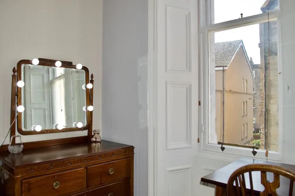 Beautiful 2 Bedroom Flat in Leith - photo 7