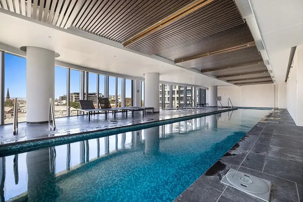 Chic 1-bed With Parking, Gym, Pool & City Views - photo 11