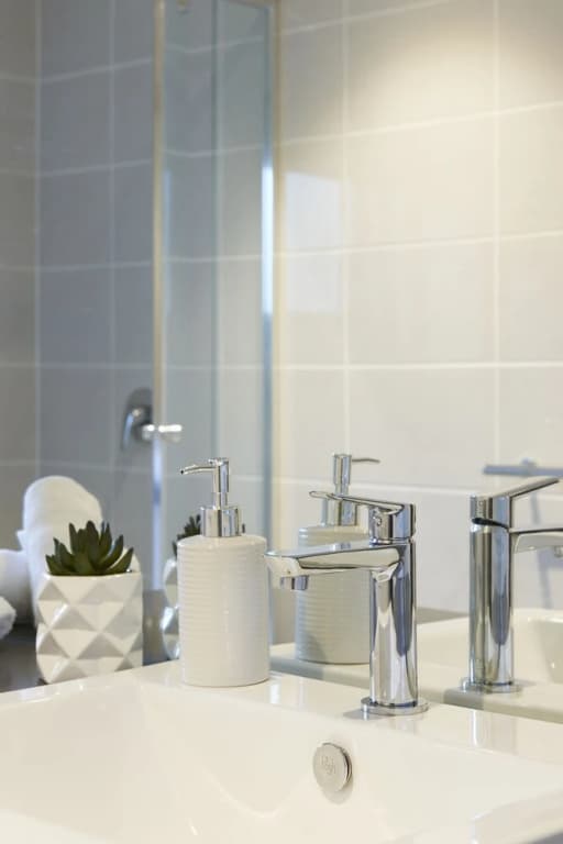 Sleek and Spacious Flat - photo 8