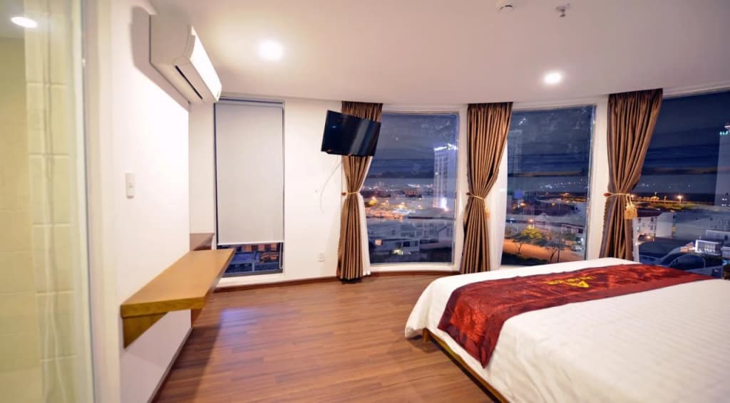 La Beach Hotel - photo 2