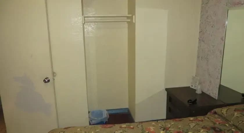 Ambassador Motel - photo 3