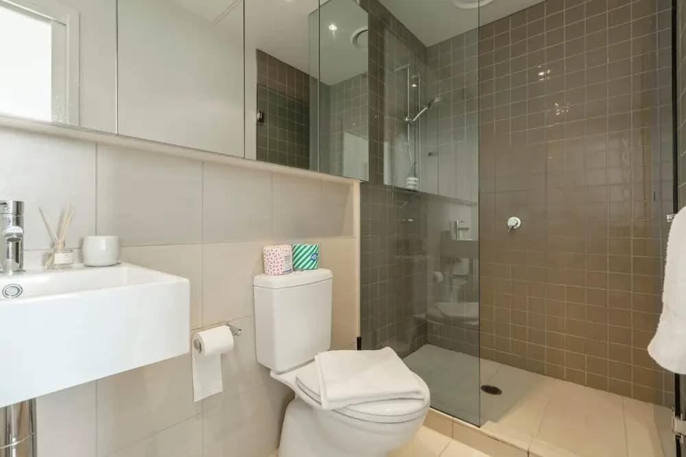 Stunning View 2-bed in Port Melbourne w/ Parking - photo 21