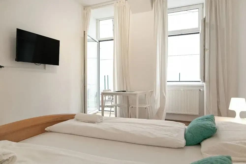 Welcoming 3BR Apt Steps From Belvedere - photo 7