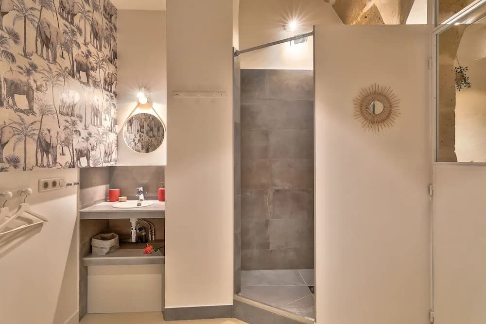 New Stunning 4 Bdrs Apt, With AC – Le Marais - photo 10