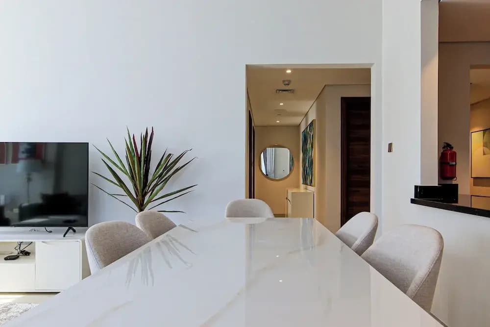 Spacious 2BR Apt Maids Elegance - photo 8