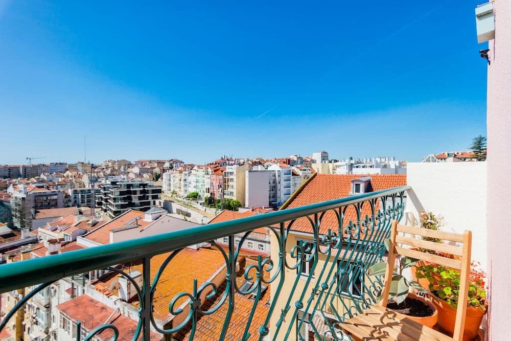 Bright & Beautiful Top Floor Graça Flat - photo 7
