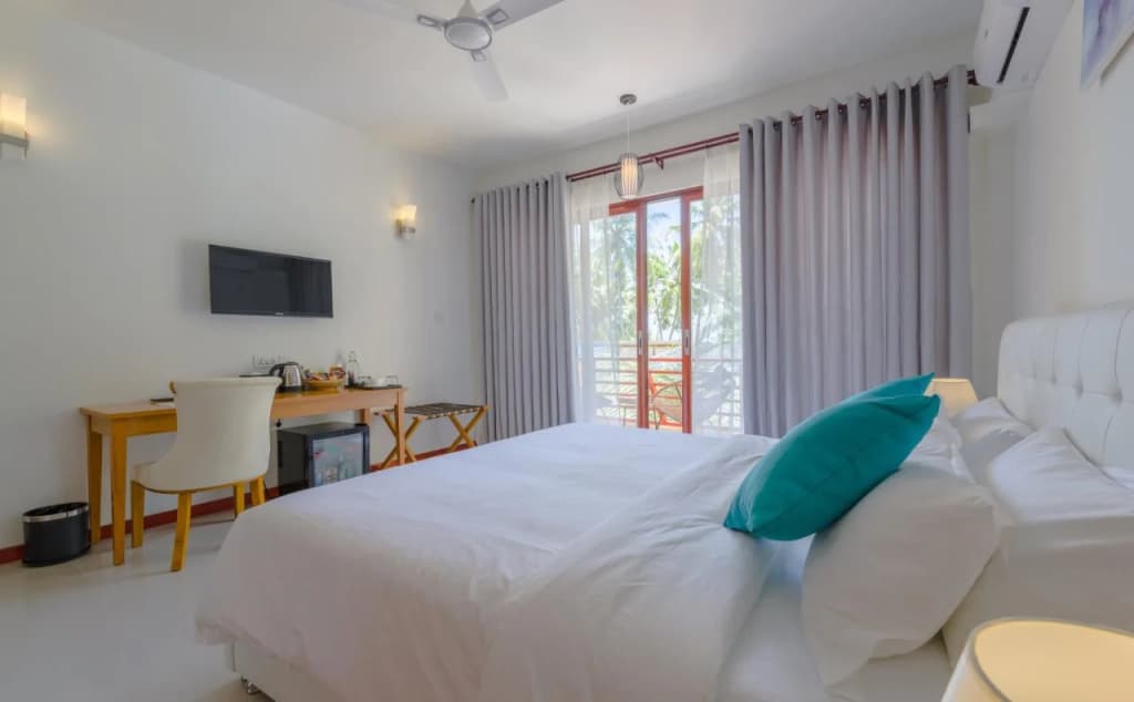 White Sand Dhigurah Hotel - photo 4
