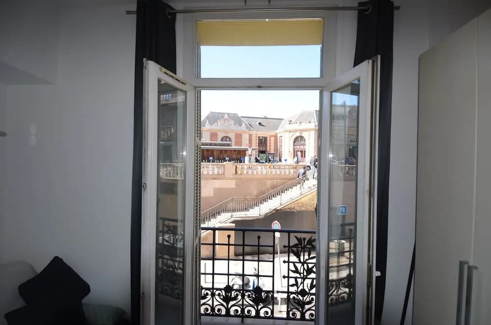 Studio in front of main train station in Nice near tramway - photo 4