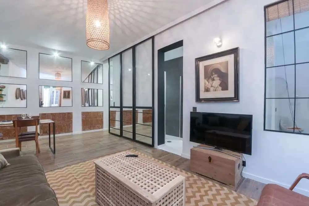 Spacious Designer Two Bed Apartment in Malasaña - photo 5
