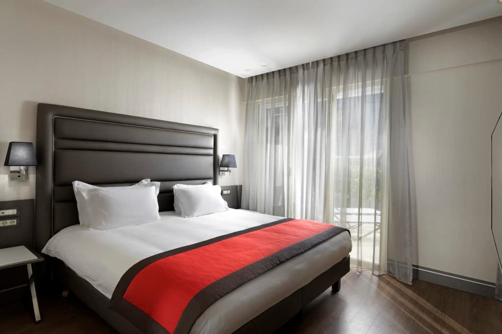 Holiday Suites - photo 2