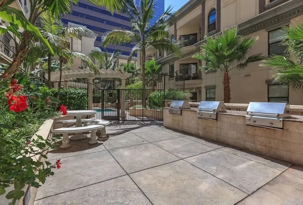 DTLA Apartment With Parking and Pool - photo 14