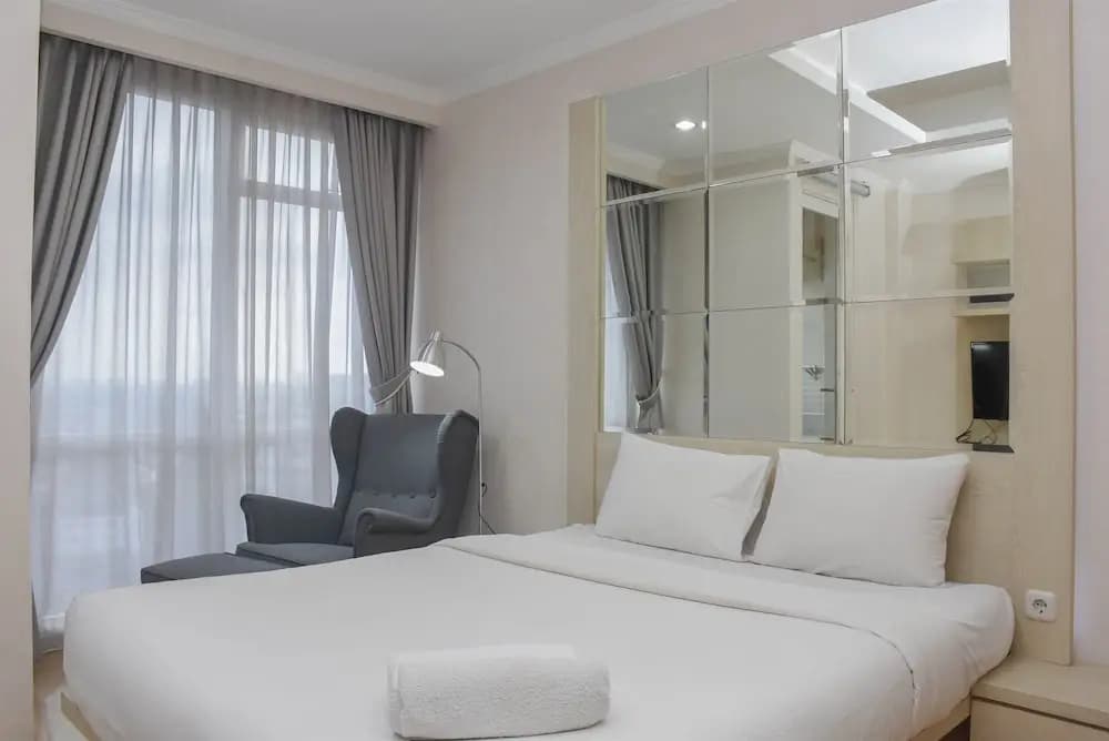 Comfortable And Warm Studio Room At Menteng Park Apartment - photo 1