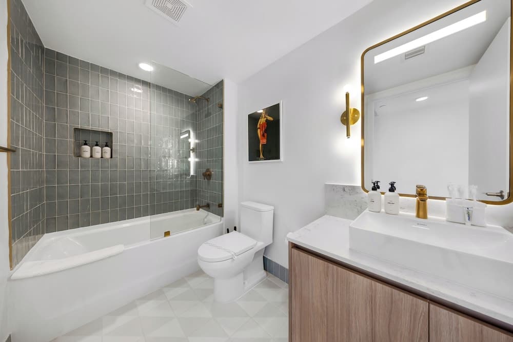 Upscale 3-BD Condo in DTW Miami - photo 20