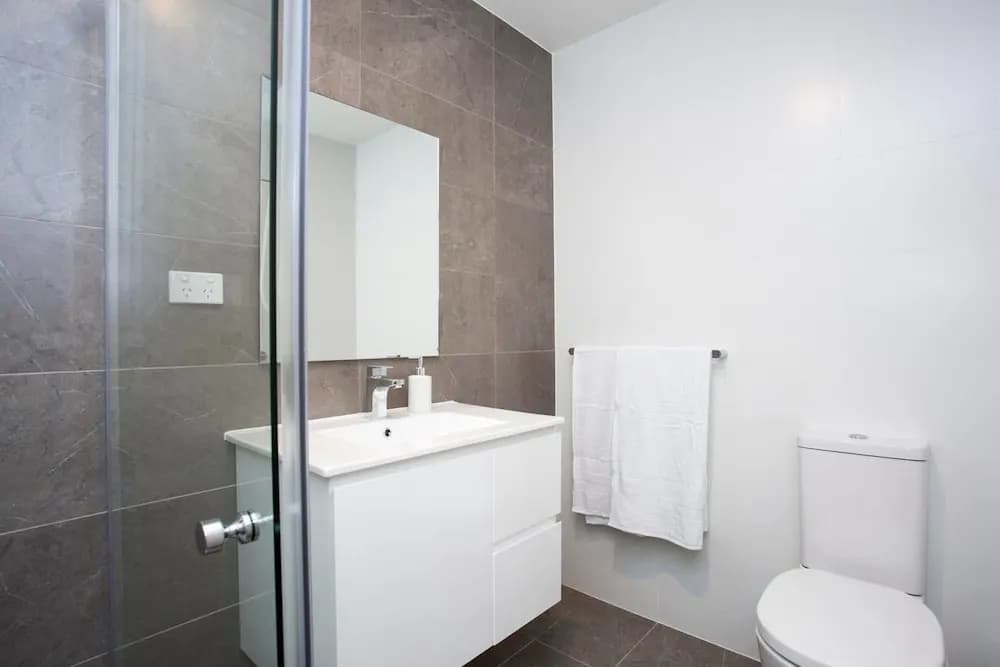 Designer Executive Apartment + Parking near Train - photo 7