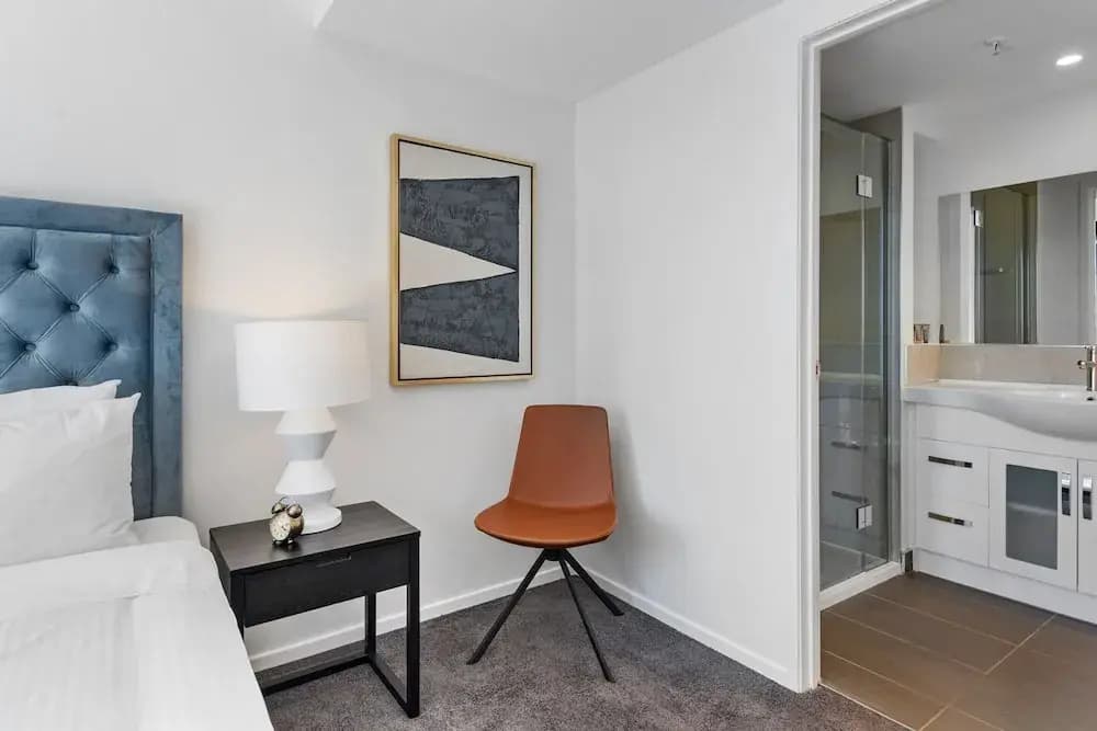 Gorgeous 3-bed in Melbourne's East End - photo 2