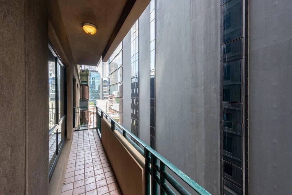 Spacious 3-bed Unit in Melbourne CBD w/ Pool & Gym - photo 10