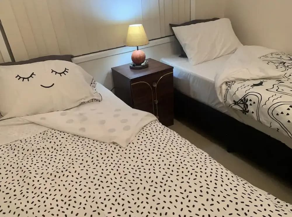 Cheerful 3 bedroom house with free parking - photo 3