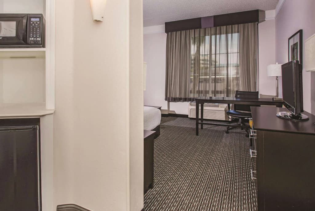 La Quinta Inn & Suites by Wyndham Las Vegas Summerlin Tech - photo 6