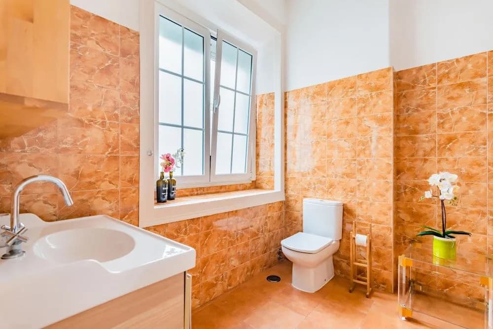 Bright & Beautiful Top Floor Graça Flat - photo 9