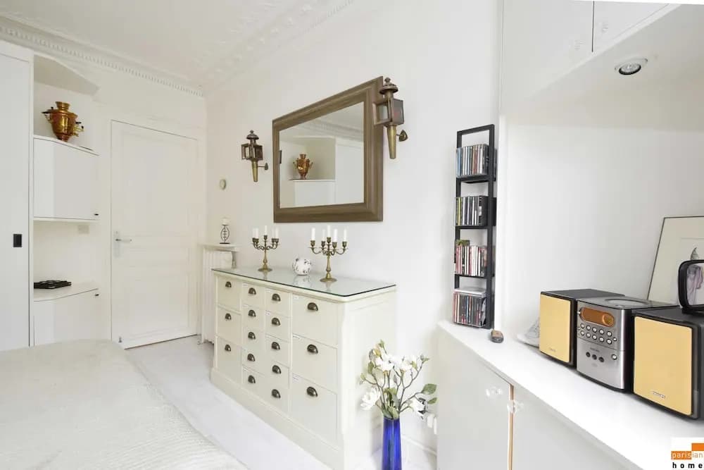 204340 - A two-room apartment with traditional chic style in the Marais - photo 8
