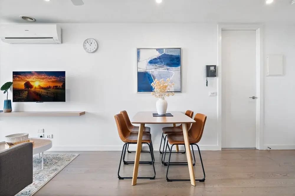 Renovated 2-bed Apartment With Balcony - photo 10