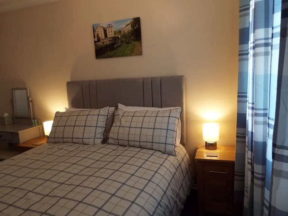 Ideal Central Edinburgh location with free on-site private parking - photo 6