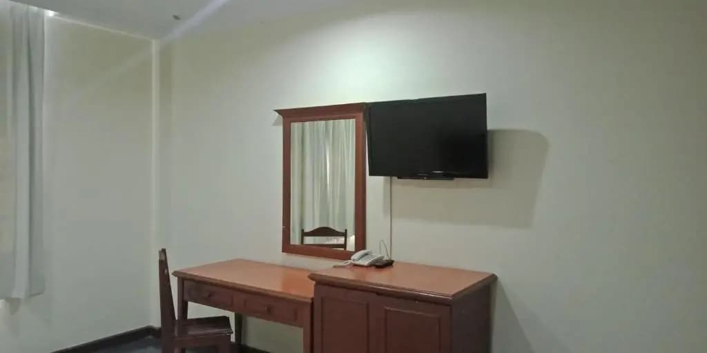 The Upper Deck Hotel - photo 5
