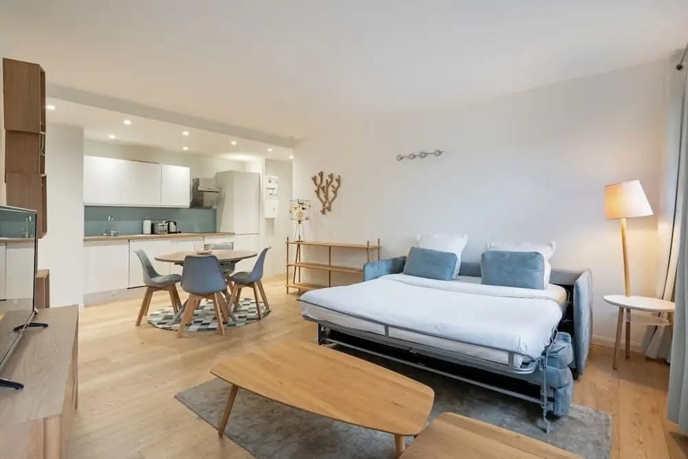 Bright 1-Bed Apartment, Perfectly Located in Paris - photo 4