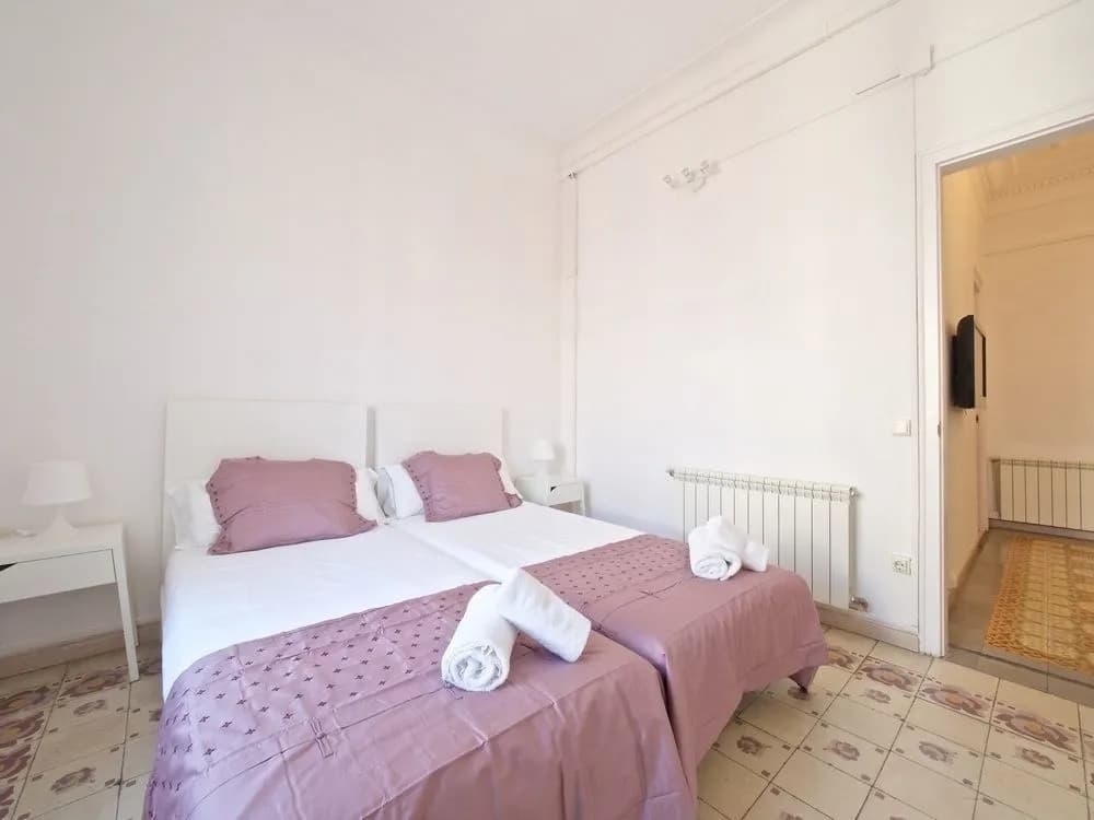 Gaudi Eixample Apartment - photo 3