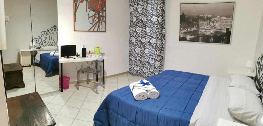 Double Room - Shared Bathroom 4 Min From the Center - photo 11