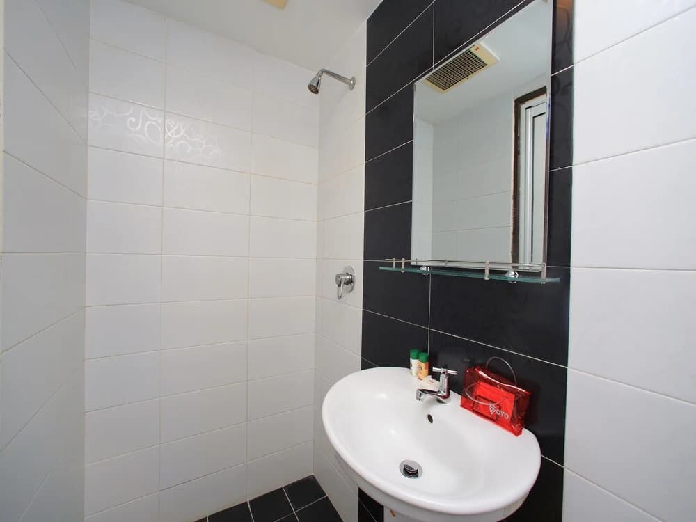 OYO 118 Hotel Grand Maria - photo 8