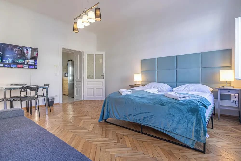 Chic 2BR Retreat Near Belvedere Palace - photo 5