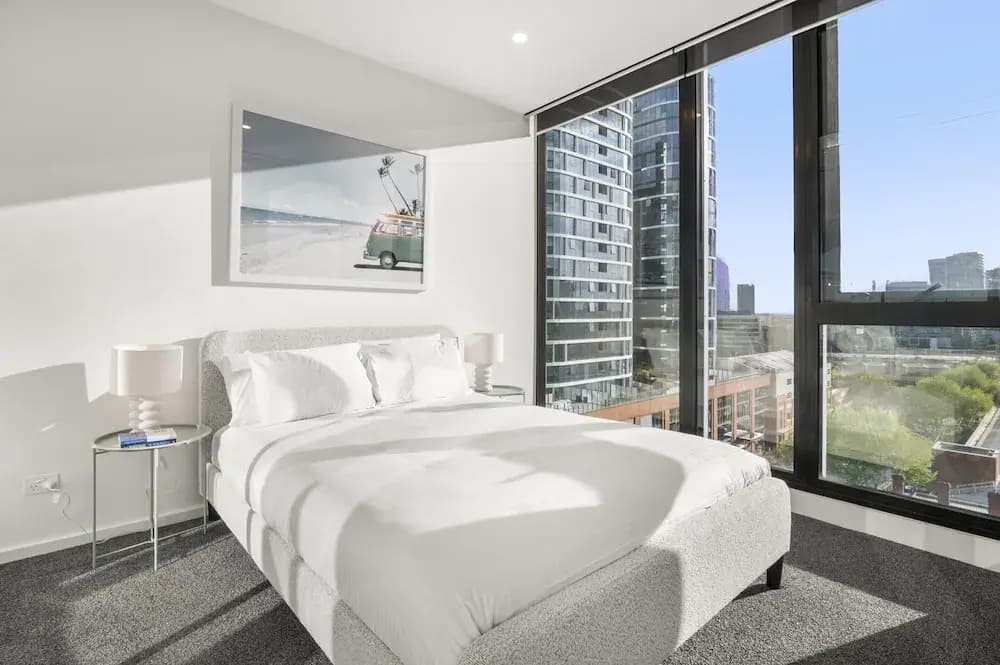 Elegant 2-bed With Superb Views & Amenities - photo 4