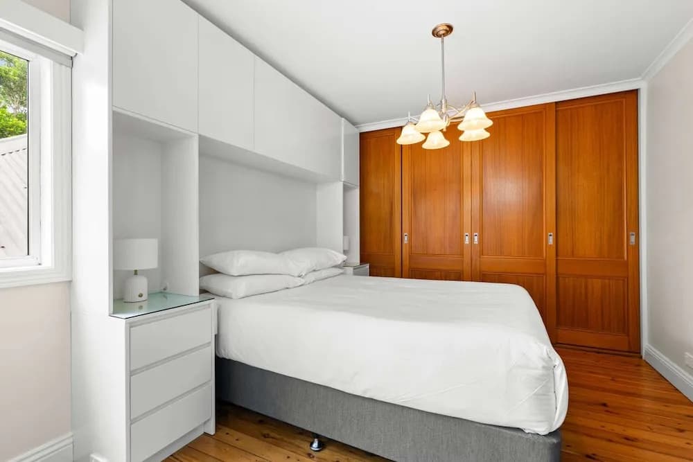 Elegant 1-bed With Study by Balmain Wharf - photo 4