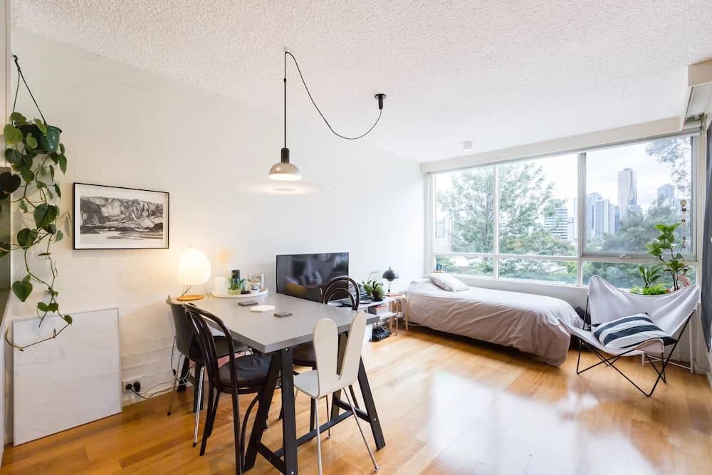 ISAAC, 1BDR South Melbourne Apartment - photo 2