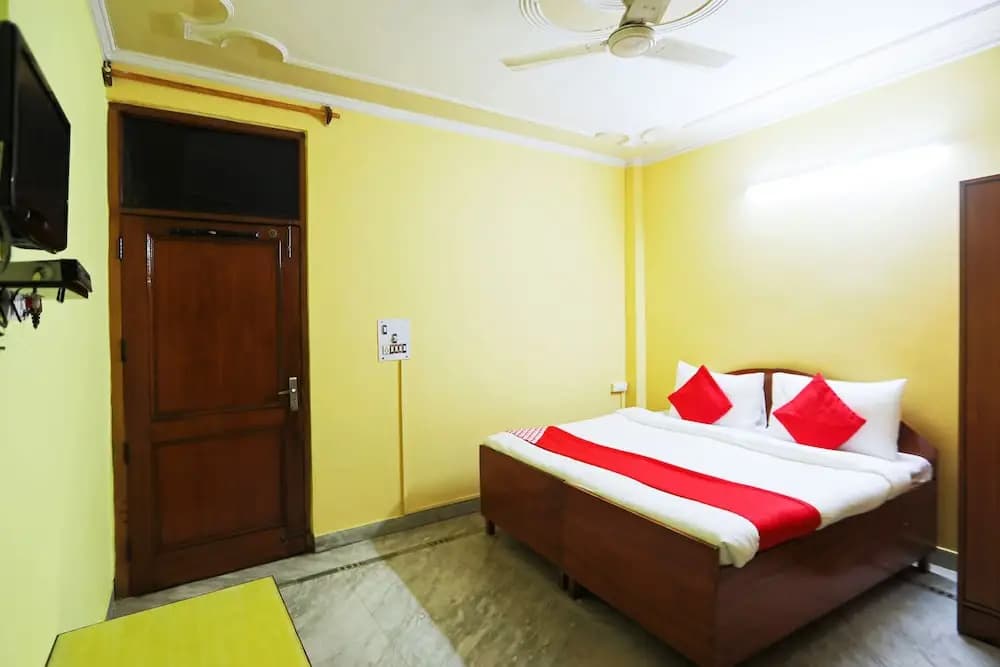 Singh Hotel by OYO Rooms - photo 11