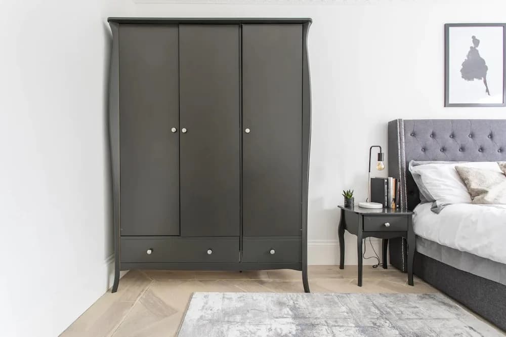 London Apartment- 4 Bedrooms-garden and Parking - photo 2