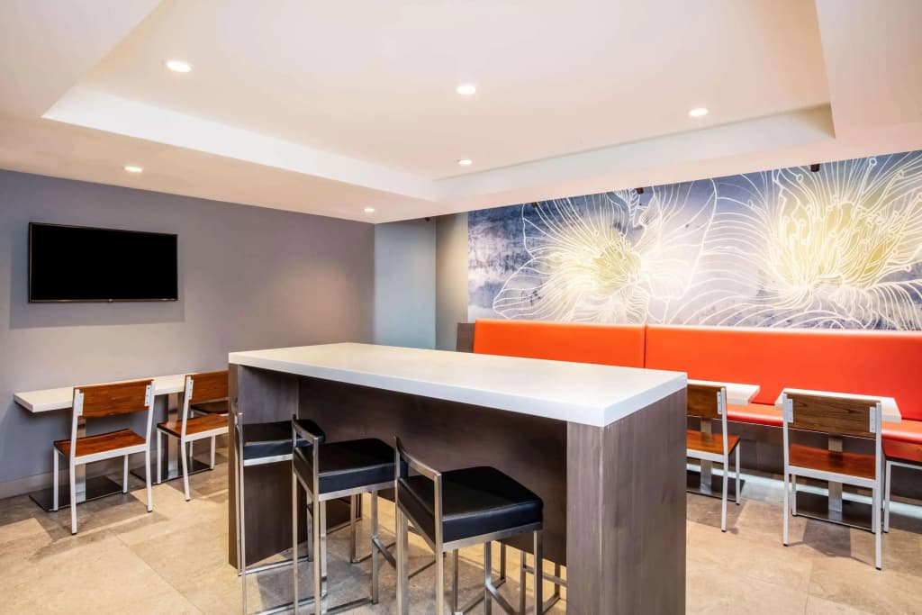 La Quinta Inn & Suites by Wyndham Times Square South - photo 14