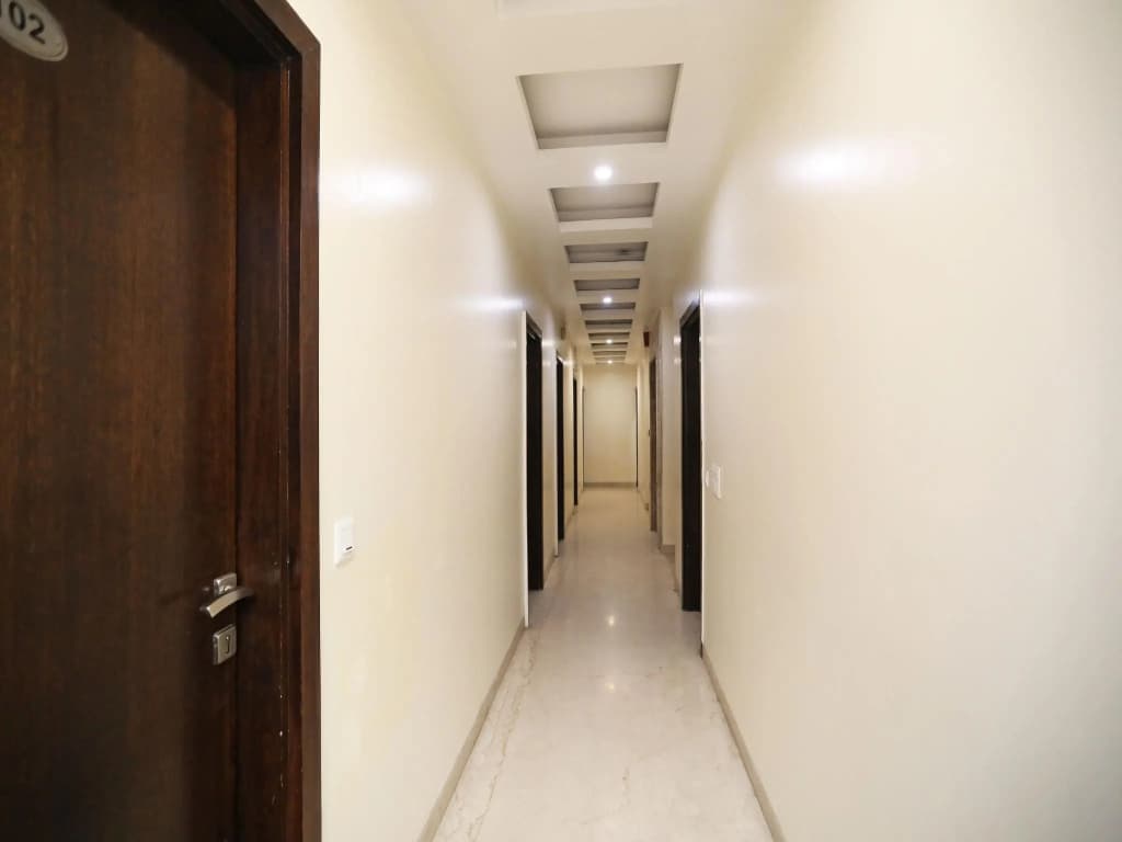 Oyo Capital O 11357 Hotel benz international - photo 14