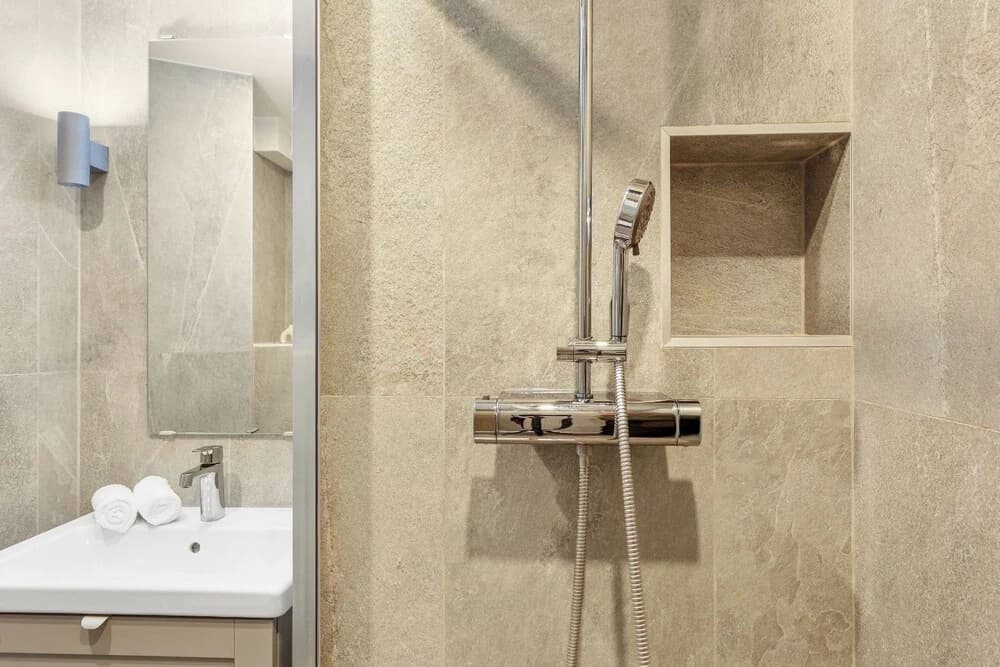 Bright Parisian 1BR by Champs - photo 8